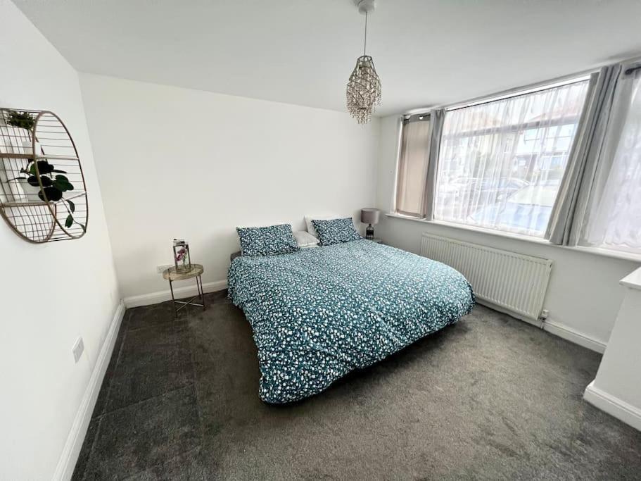 Modern 2 Bed Close To Mall With Parking & Garden Londen Buitenkant foto