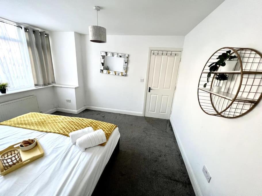 Modern 2 Bed Close To Mall With Parking & Garden Londen Buitenkant foto