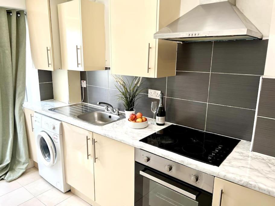 Modern 2 Bed Close To Mall With Parking & Garden Londen Buitenkant foto
