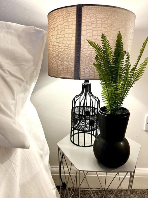 Modern 2 Bed Close To Mall With Parking & Garden Londen Buitenkant foto