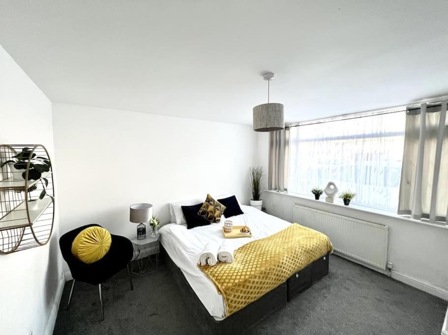 Modern 2 Bed Close To Mall With Parking & Garden Londen Buitenkant foto